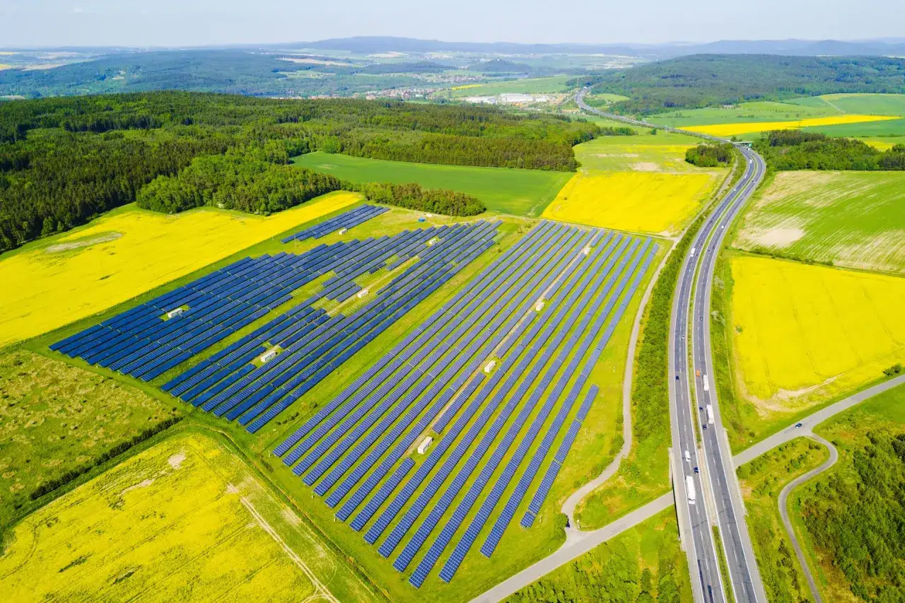 Co lepsze solary czy fotowoltaika – porównanie kosztów, zalet i wad dla domu