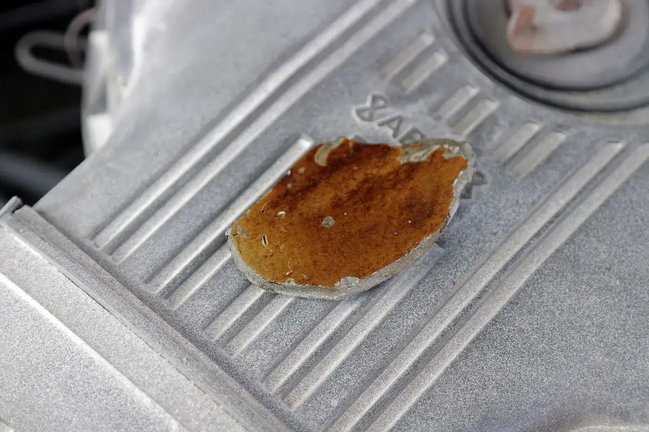 Niebezpieczne objawy zatartego silnika: kiedy natychmiast zatrzymać auto