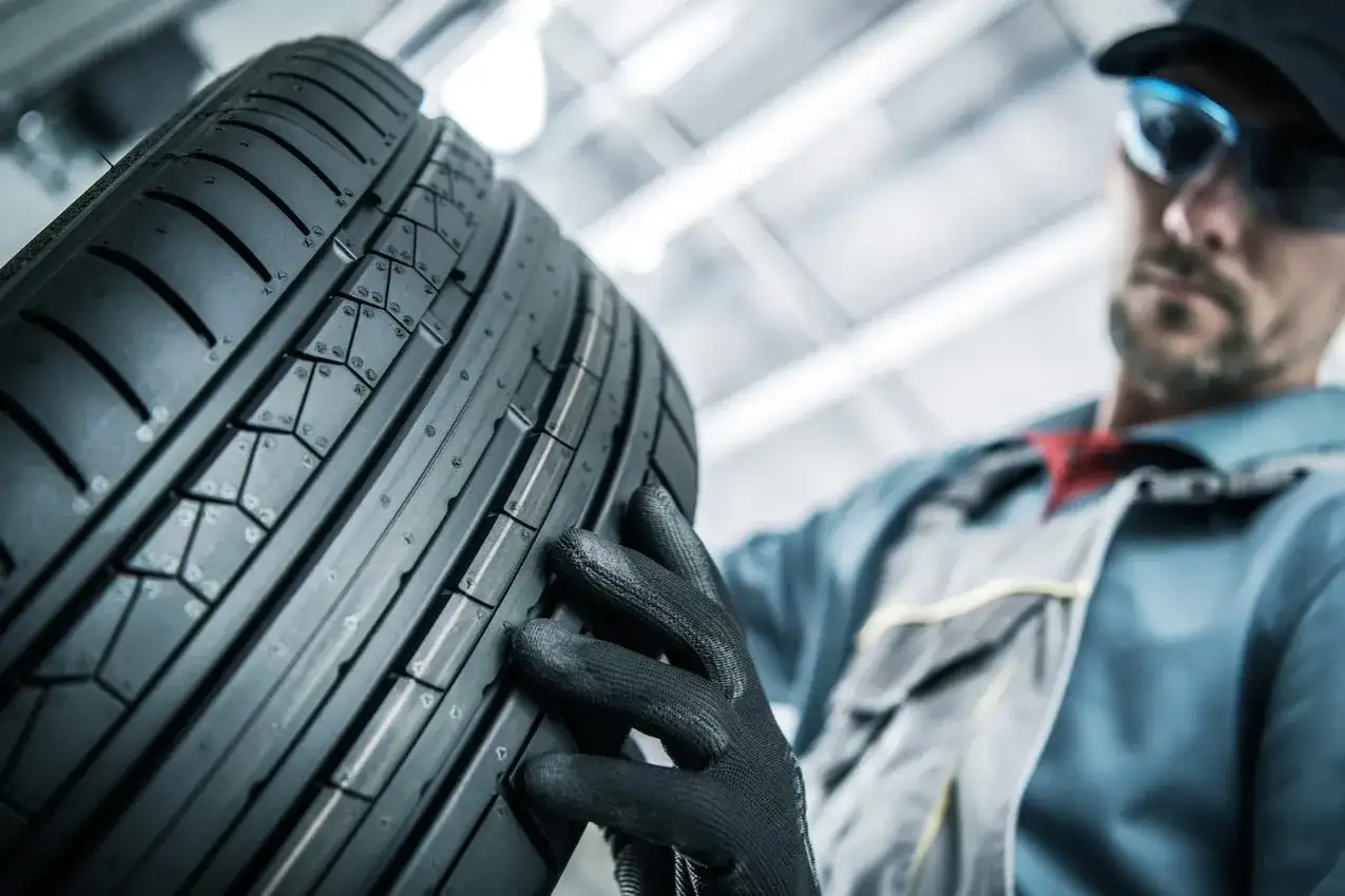 ¿Es seguro montar un neumático con índice de velocidad superior? Riesgos y beneficios