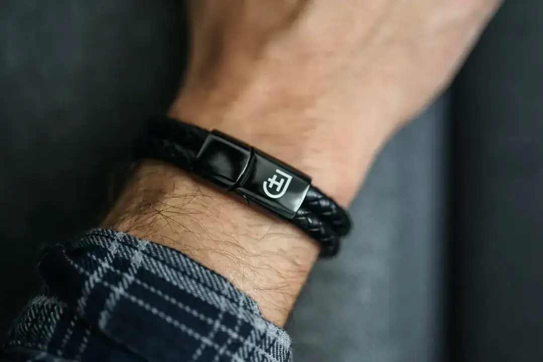 Co oznacza bransoletka u mężczyzny i jak wpływa na jego wizerunek