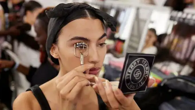 Jak nakładać makijaż: proste kroki do idealnego wyglądu każdego dnia