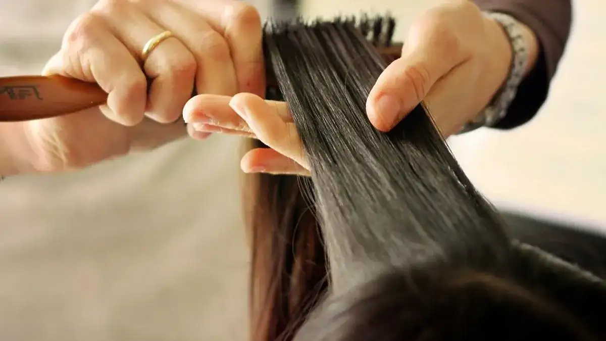 Kosmetyki wygładzające włosy Rossmann – najlepsze produkty i opinie