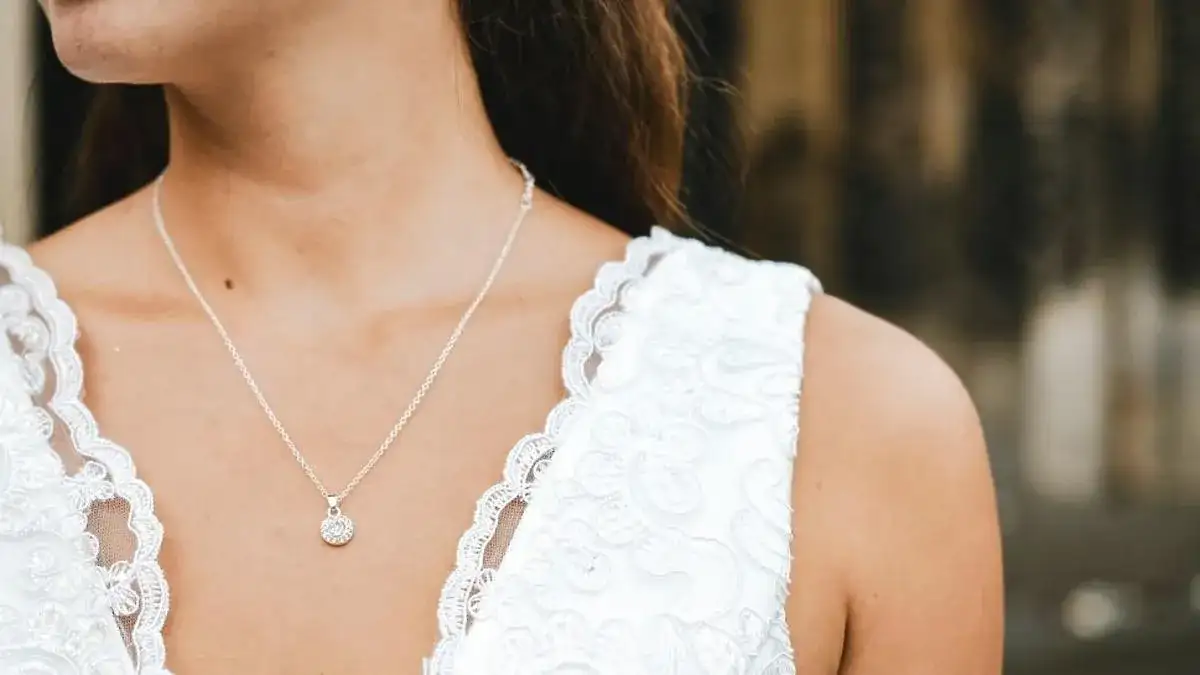 Jak dobrać biżuterię do sukni ślubnej, aby wyglądać olśniewająco