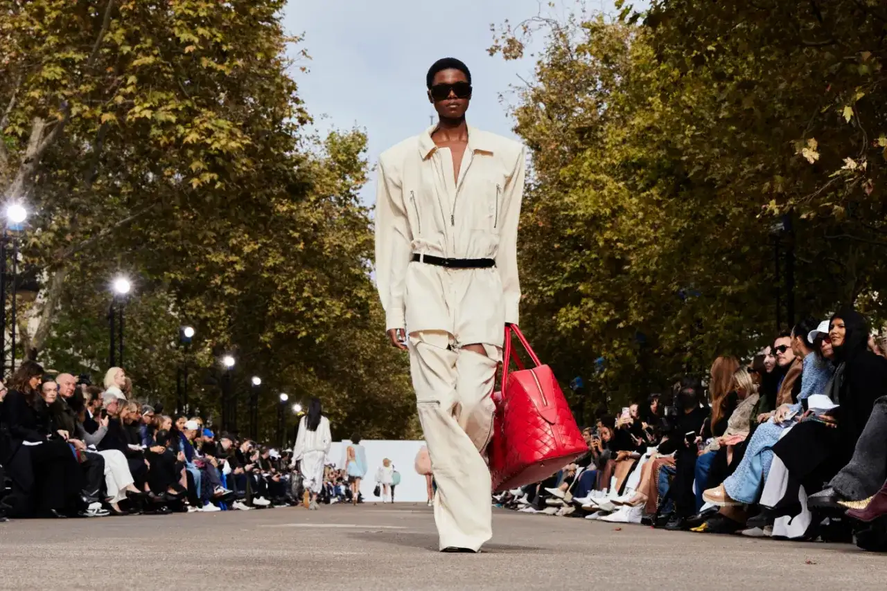 Jaki kolor modny w tym sezonie? Odkryj najnowsze trendy kolorystyczne