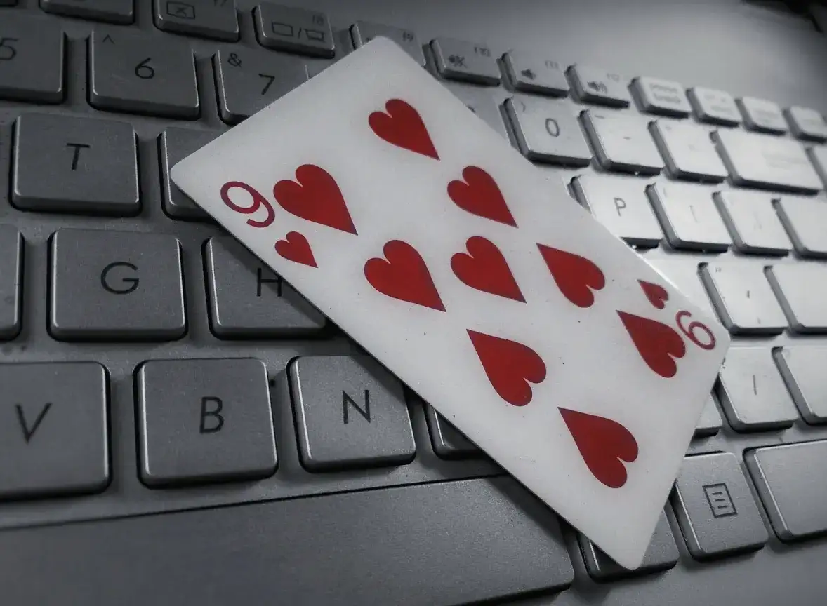 Jak wybrać najlepszą odmianę gry karcianej na platformie rozrywkowej online?