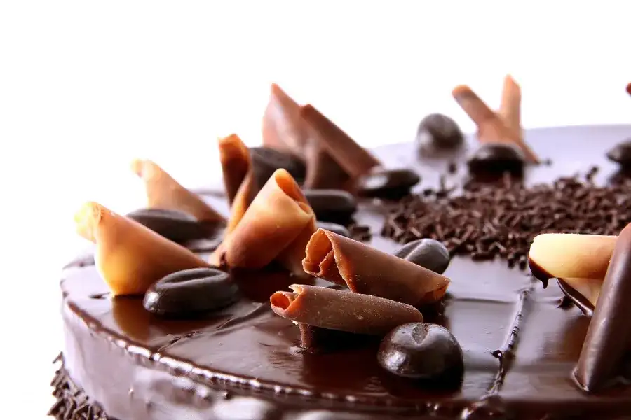 Czekoladowe ozdoby na tort jak zrobić - proste techniki i porady