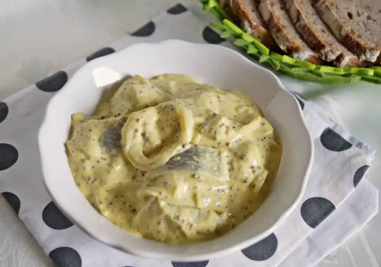 Śledź w sosie musztardowym: Przepis na pyszne polskie danie