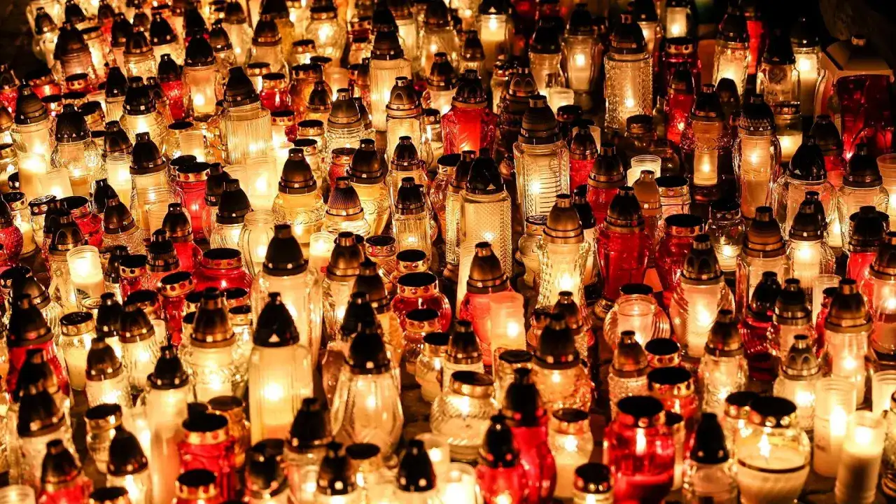 Wszystkich Świętych: Czy naprawdę trzeba iść do kościoła tego dnia?