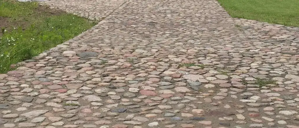 Jak zrobić podjazd z kamienia polnego - uniknij najczęstszych błędów