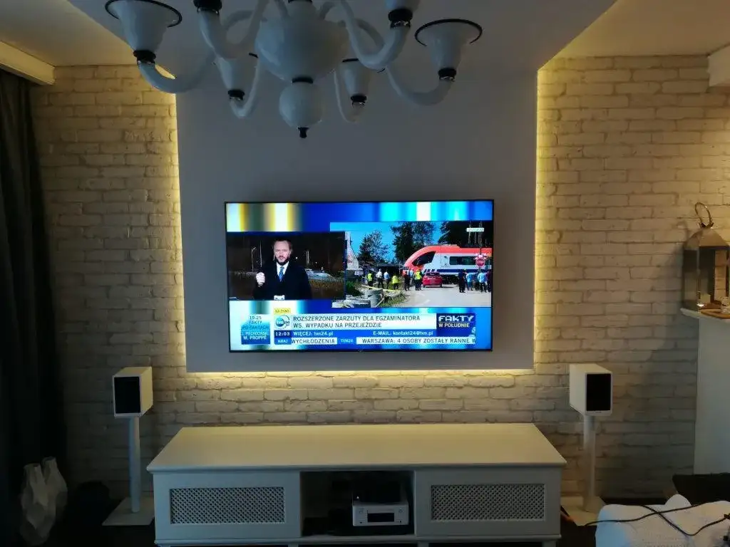 Ile kosztuje montaż telewizora na ścianie? Sprawdź, co wpływa na cenę