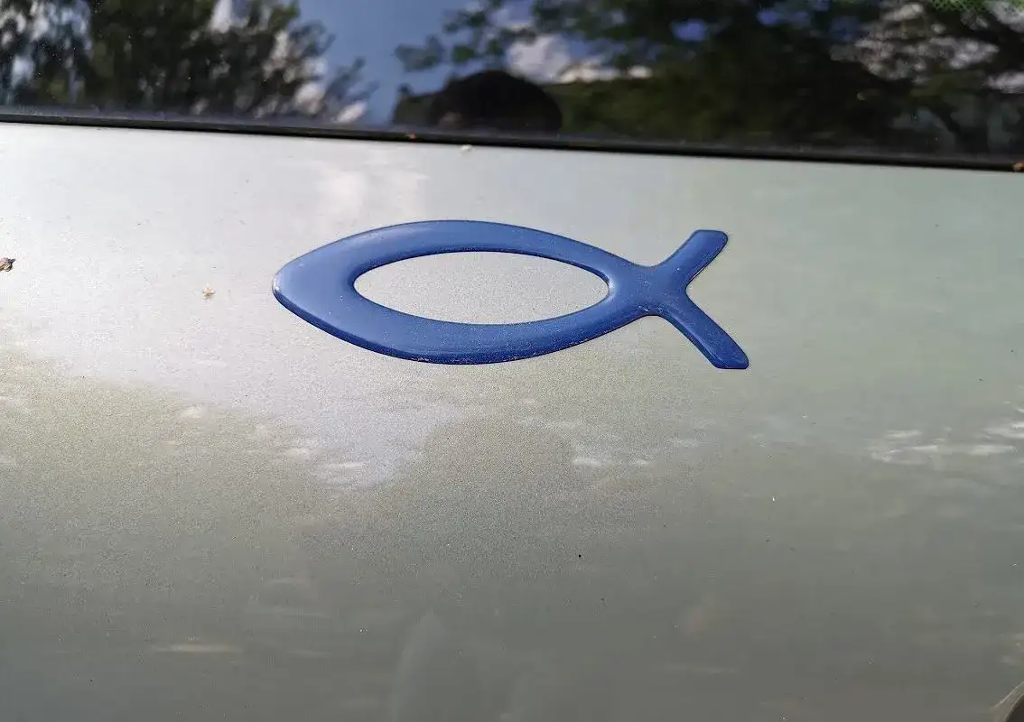 Co oznacza rybka na samochodzie? Symbolika i znaczenie w wierze