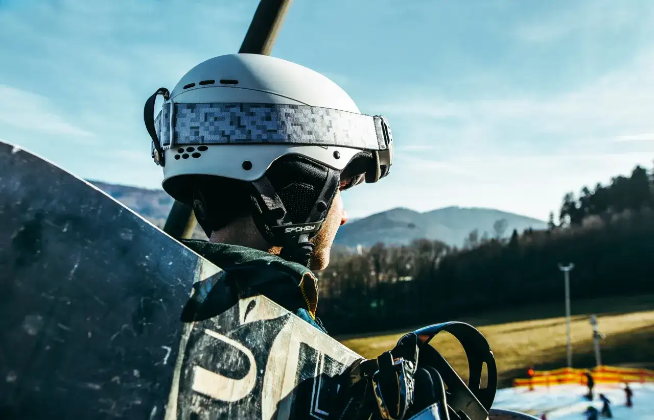 Ile kosztuje kask narciarski: ranking z cenami i różnicami w jakości