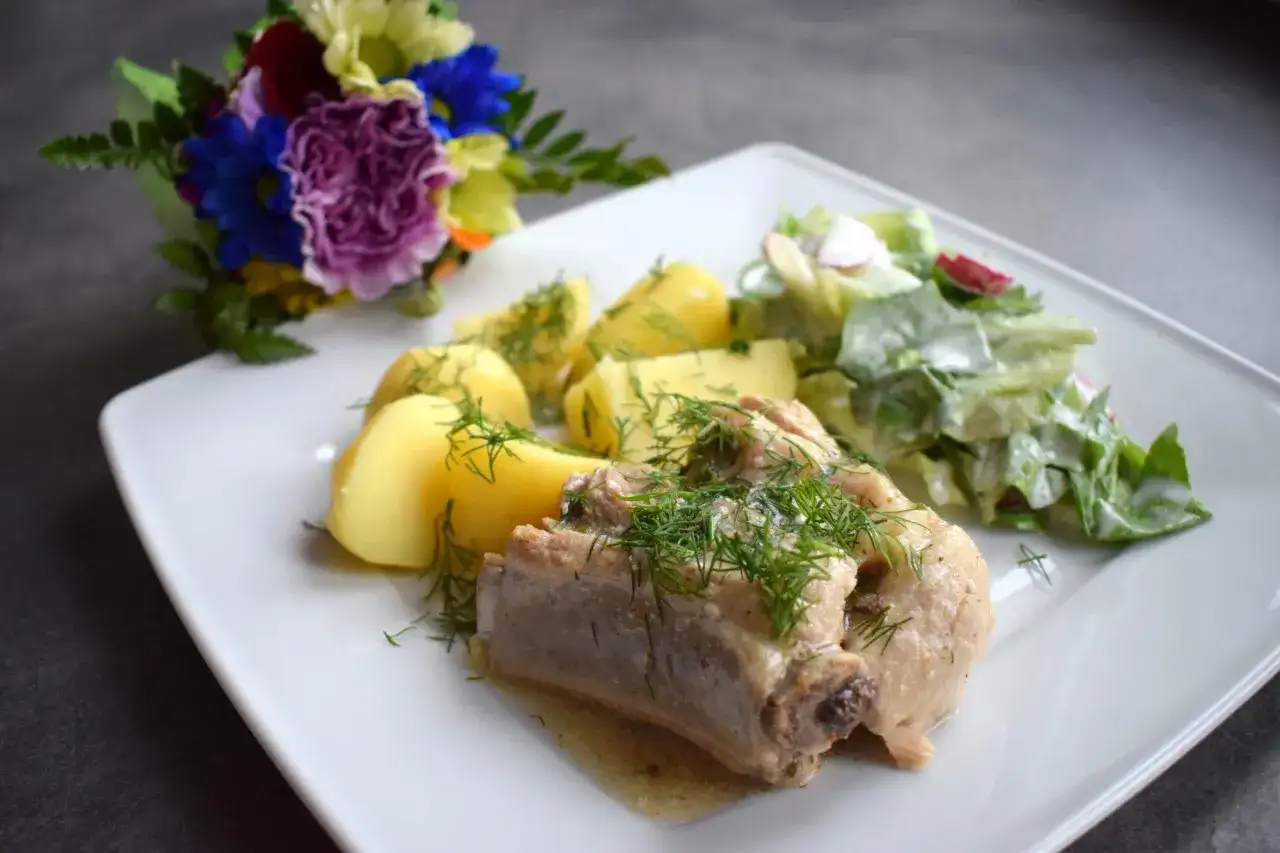 5 sprawdzonych sposobów co zrobić z ugotowanych żeberek i dodatków do dania