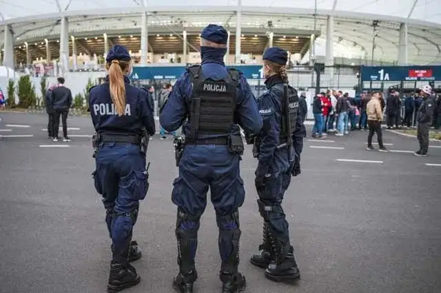 Jaki wiek do policji? Kluczowe wymagania, które musisz znać