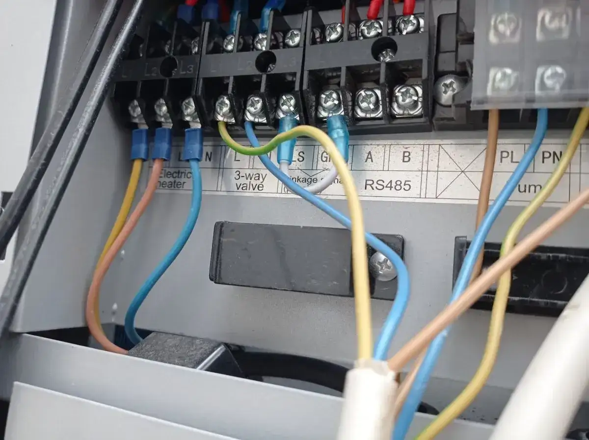 Jak podłączyć termostat do pompy ciepła - uniknij błędów w instalacji