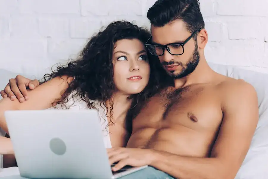 Czy oglądanie filmów z seksem to grzech? Odkryj moralne konsekwencje