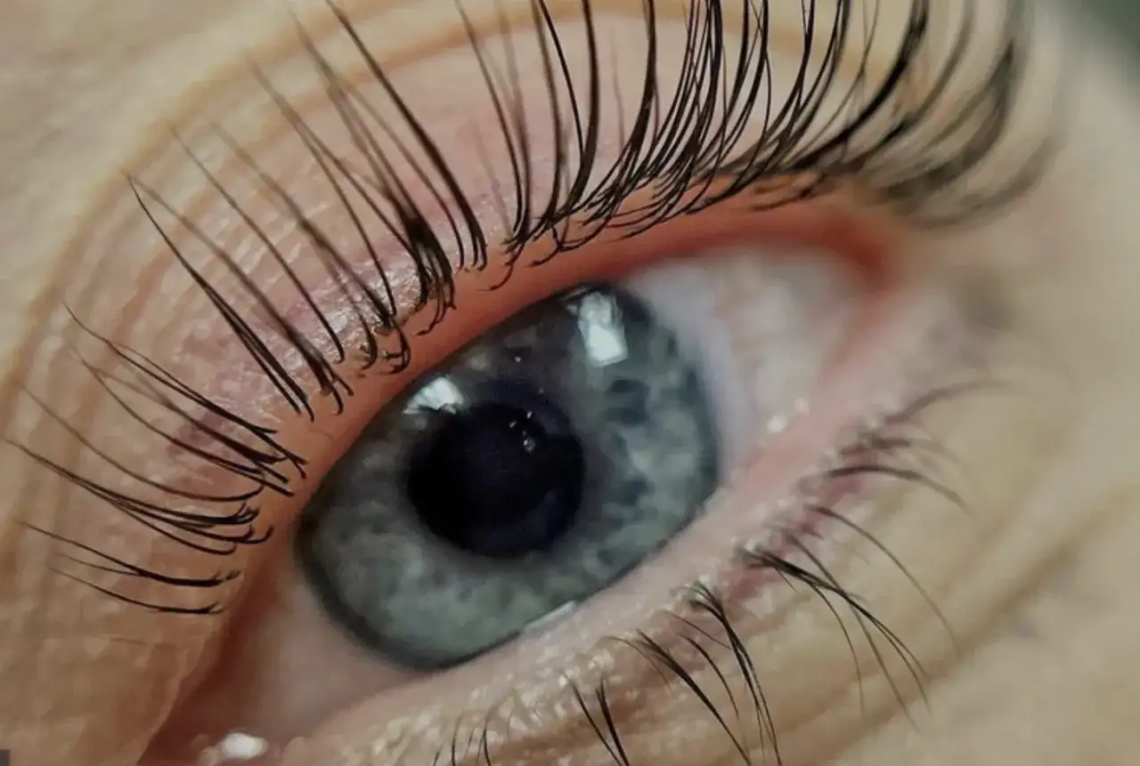 Jak mieć dłuższe rzęsy? Potrzebujesz dobrego serum do rzęs