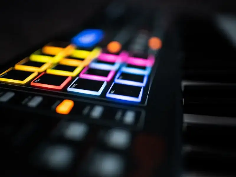 Muzyka elektroniczna lat 80 - rewolucja dźwięków, które zmieniły wszystko