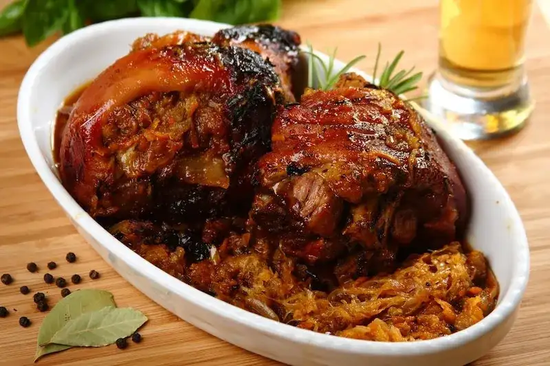 Jak zrobić golonkę w kapuście kiszonej - prosty przepis na pyszne danie