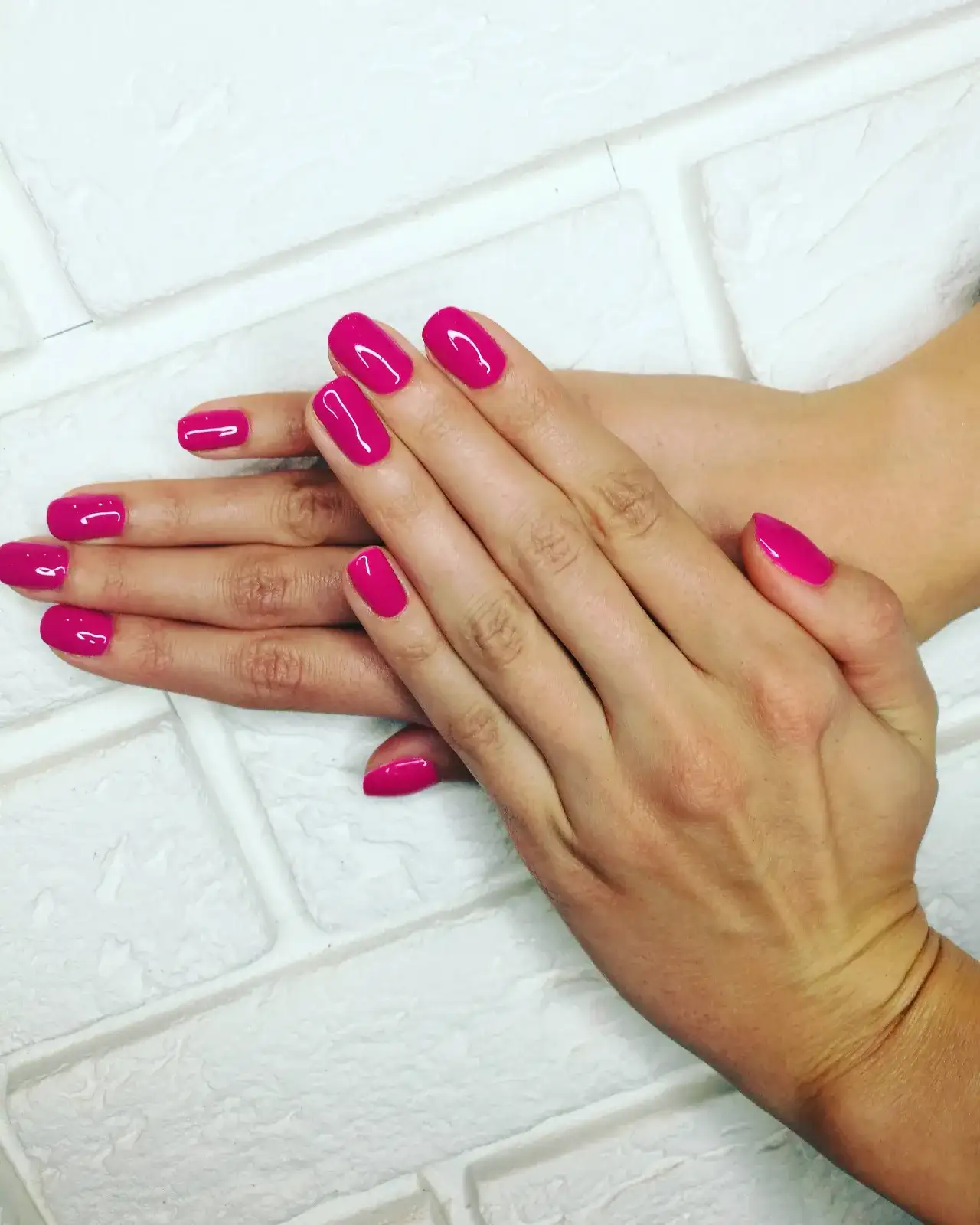 Ile kosztuje manicure hybrydowy z przedłużeniem i jak uniknąć przepłacania