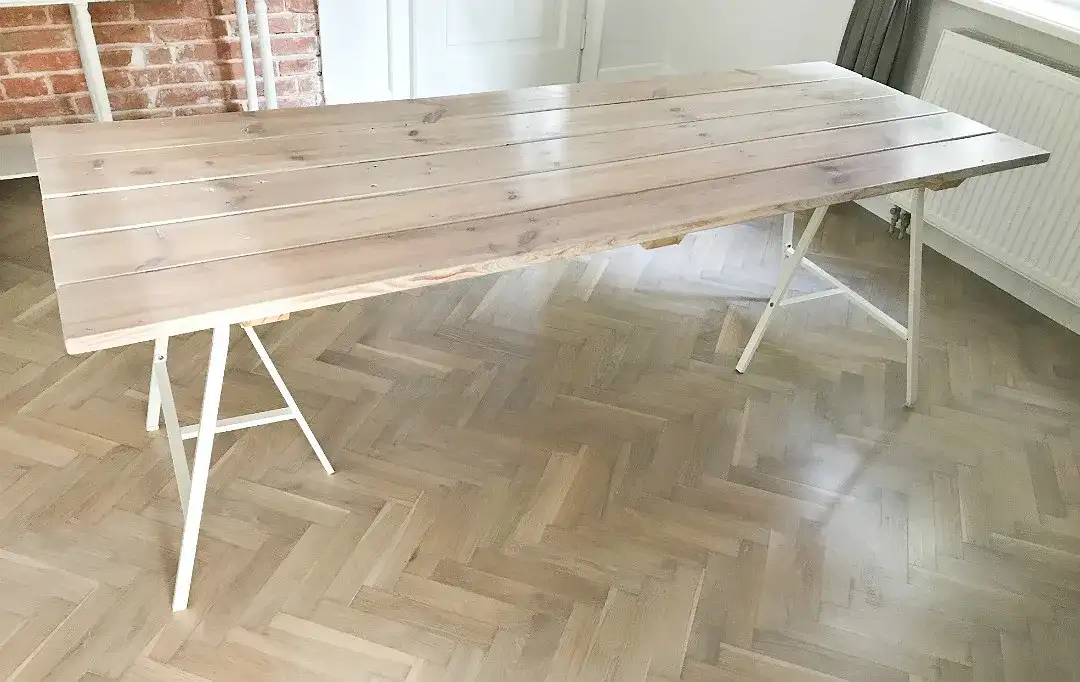 Jak zrobić stół ze starych desek - proste kroki, które zaskoczą każdego