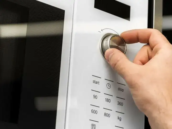 Jak ustawić temperaturę w mikrofali, by uniknąć przypalenia potraw?