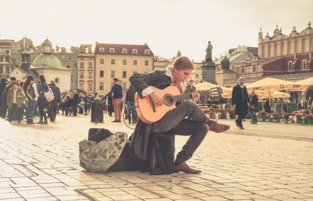 Poznaj realne zarobki muzyka ulicznego: ile można zarobić grając na ulicy?