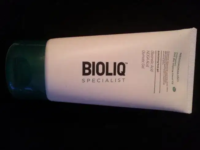 Bioliq specialist niedoskonałości peelingujący żel do mycia twarzy - skuteczne rozwiązanie dla cery z problemami