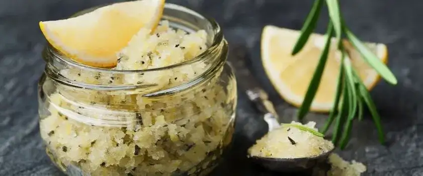 Jak zrobic domowy peeling: Proste przepisy na zdrową skórę