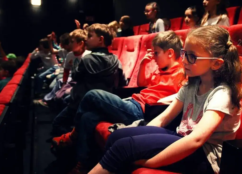 Filmy jako narzędzie edukacji - jak kino kształtuje świadomość społeczną?