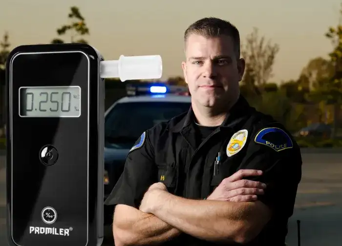 Czy badanie alkomatem na policji jest darmowe i jakie masz prawa?