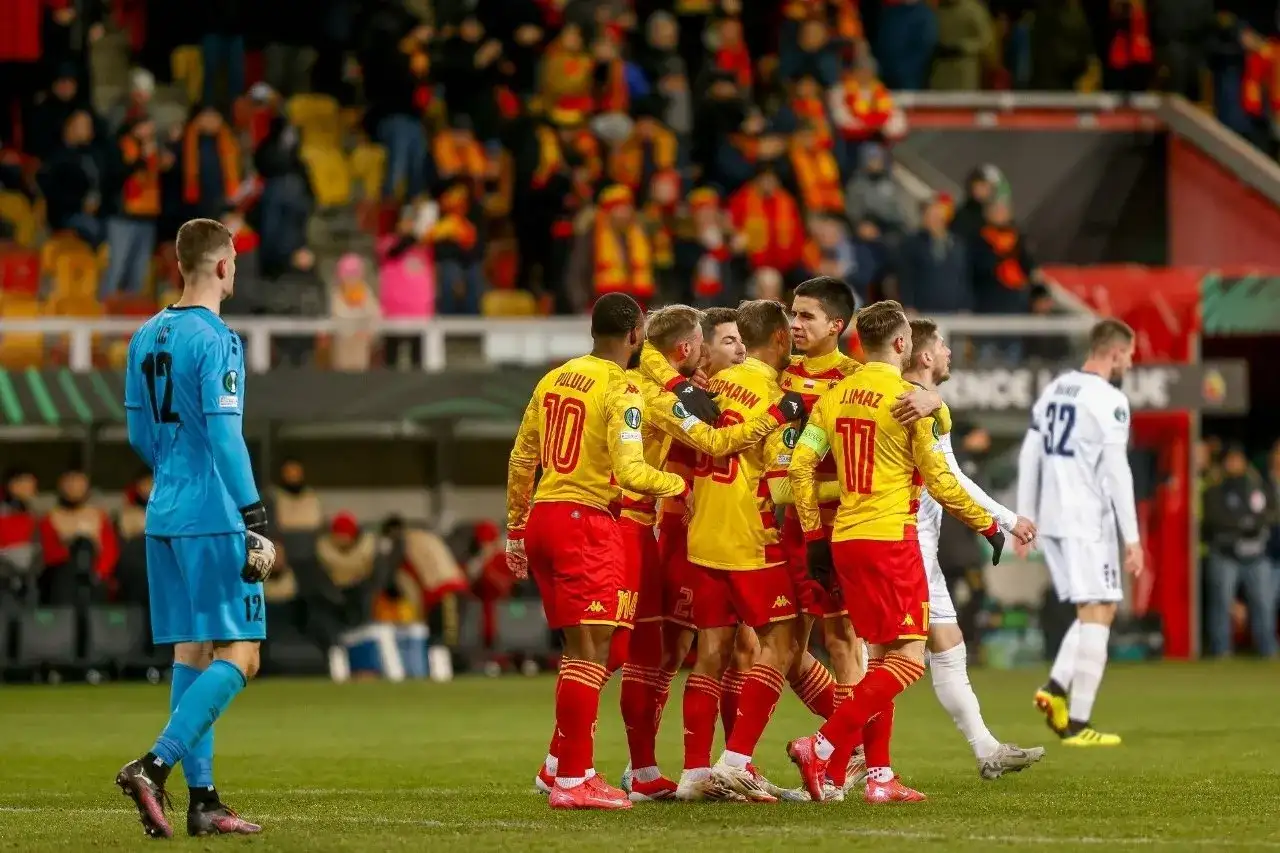 Ile zarabiają piłkarze Jagiellonii? Zaskakujące pensje zawodników