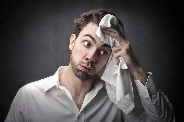 Nadmierna potliwość: poznaj przyczyny i skutki tego uciążliwego problemu