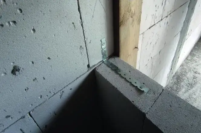 Łączniki do ścian działowych: kluczowe zasady montażu i wyboru