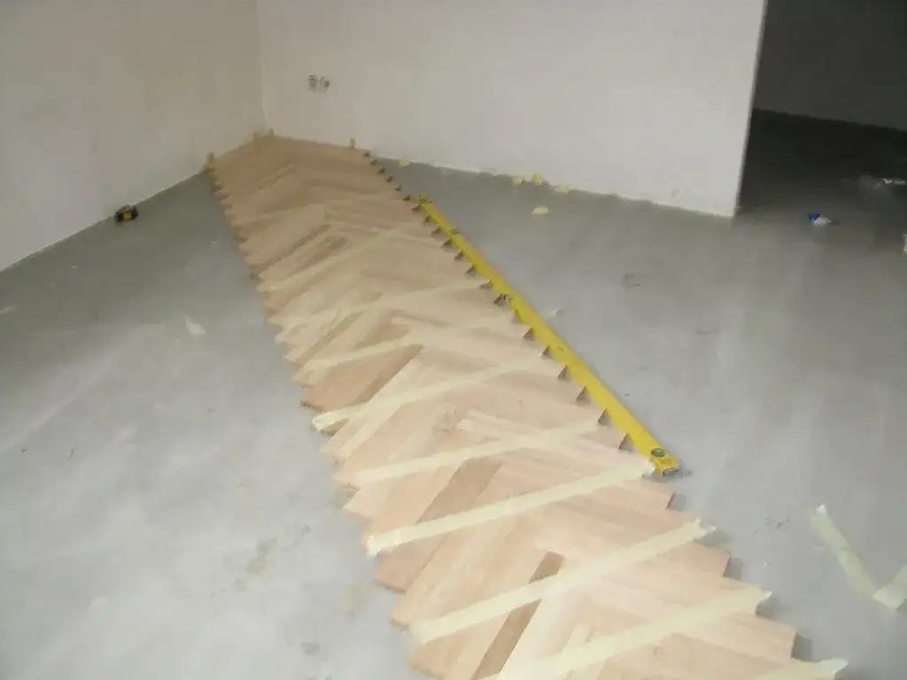 Jak układać parkiet dębowy? Praktyczne porady krok po kroku, które musisz znać