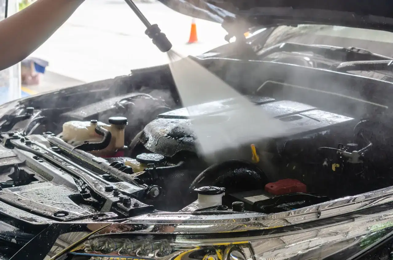 Czy można myć silnik w samochodzie bez ryzyka uszkodzeń?