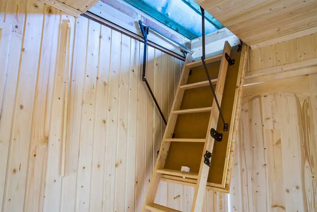 Ile kosztuje montaż schodów na strych? Poznaj ceny i rodzaje