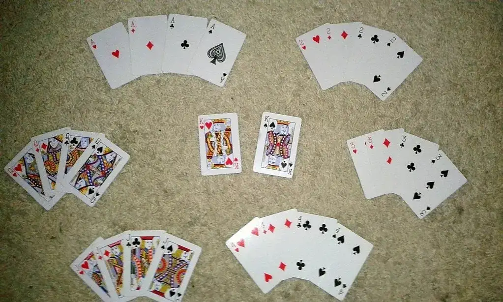 Jak się gra w makao? Proste zasady karcianej gry, którą pokocha każdy