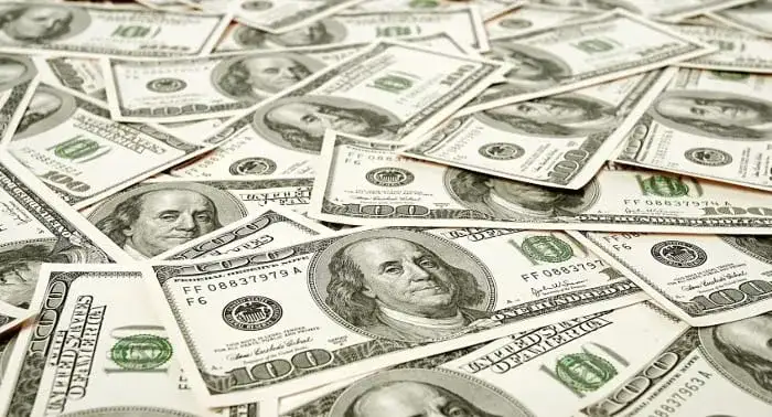 Czy inwestowanie w dolary się opłaca? Korzyści, ryzyka i praktyczne porady