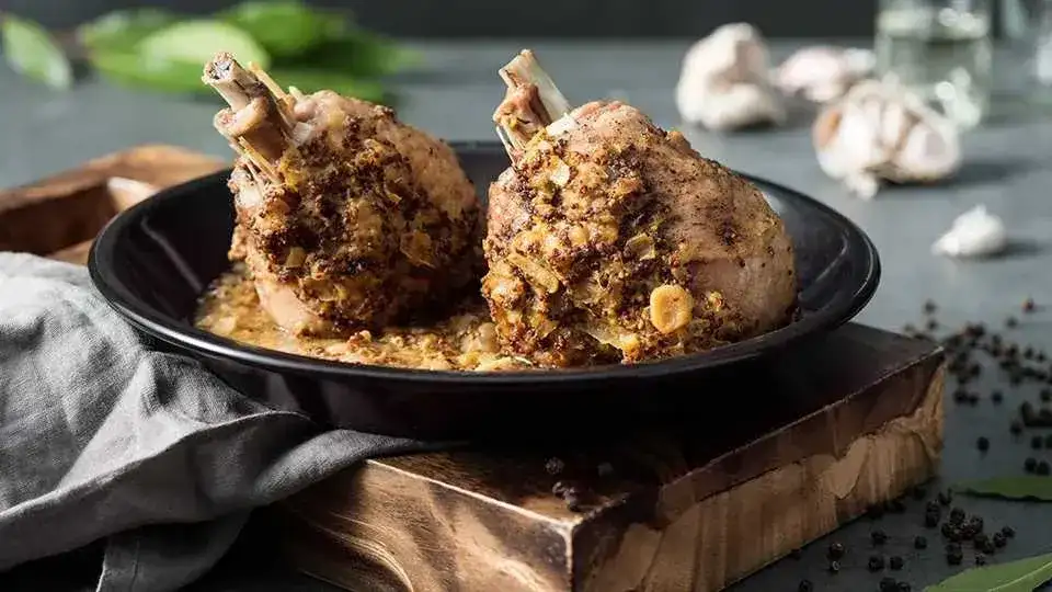 Ile piec golonkę z indyka, by uniknąć suchego mięsa? Sprawdź!