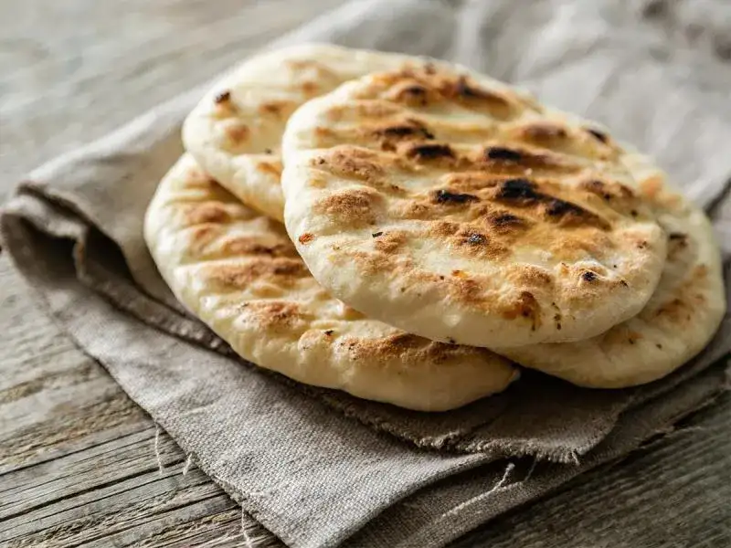 Jak się robi pitę? Prosty przepis na domowe chlebki bliskowschodnie