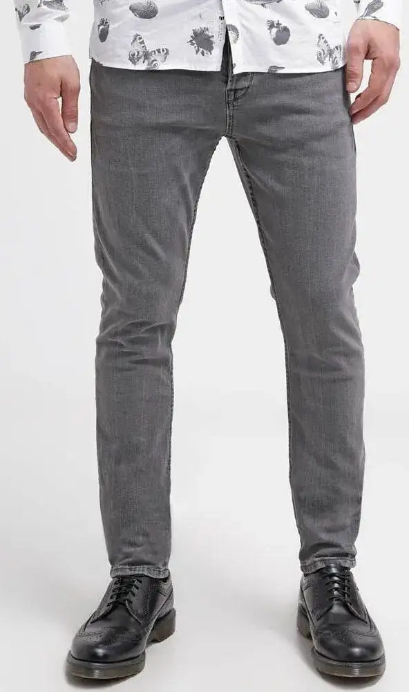 Szare jeansy męskie: 7 stylizacji na każdą okazję [INSPIRACJE]