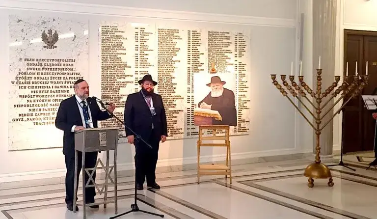 Dlaczego świece chanukowe w sejmie? Symbolika i znaczenie w Polsce