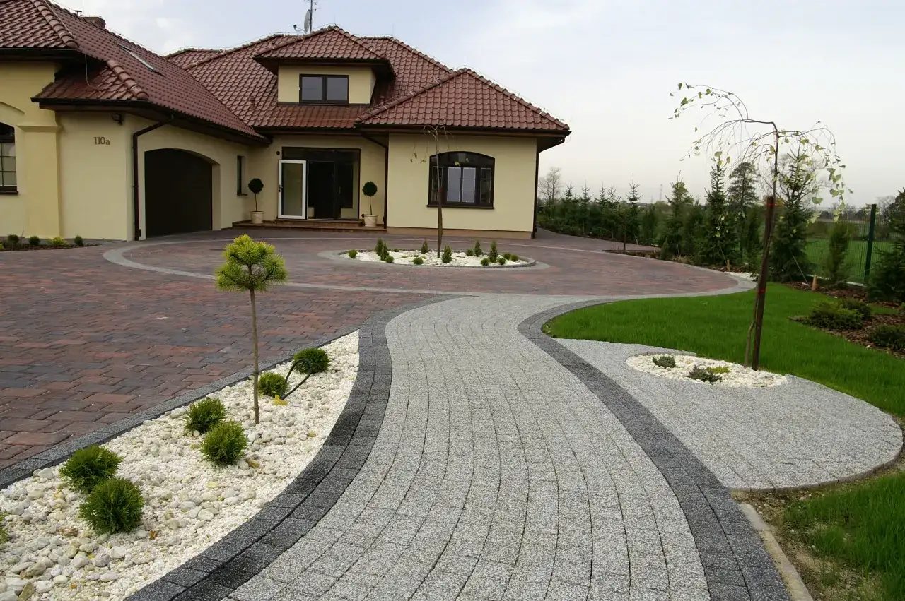 Kostka brukowa przed czy po elewacji? Uniknij kosztownych błędów