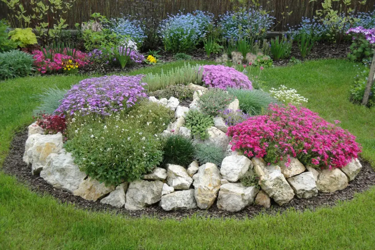 Jak zrobić skalniak w ogrodzie - proste kroki i najczęstsze błędy