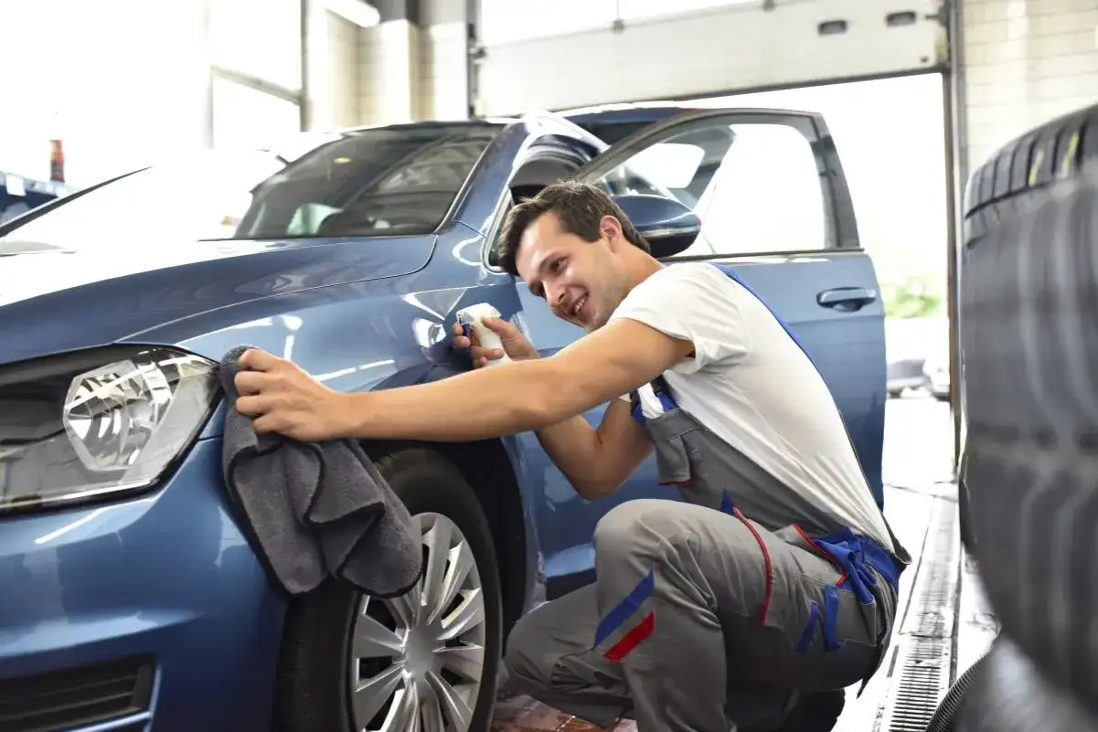 Jak dbać o wosk na aucie, aby uniknąć uszkodzeń lakieru