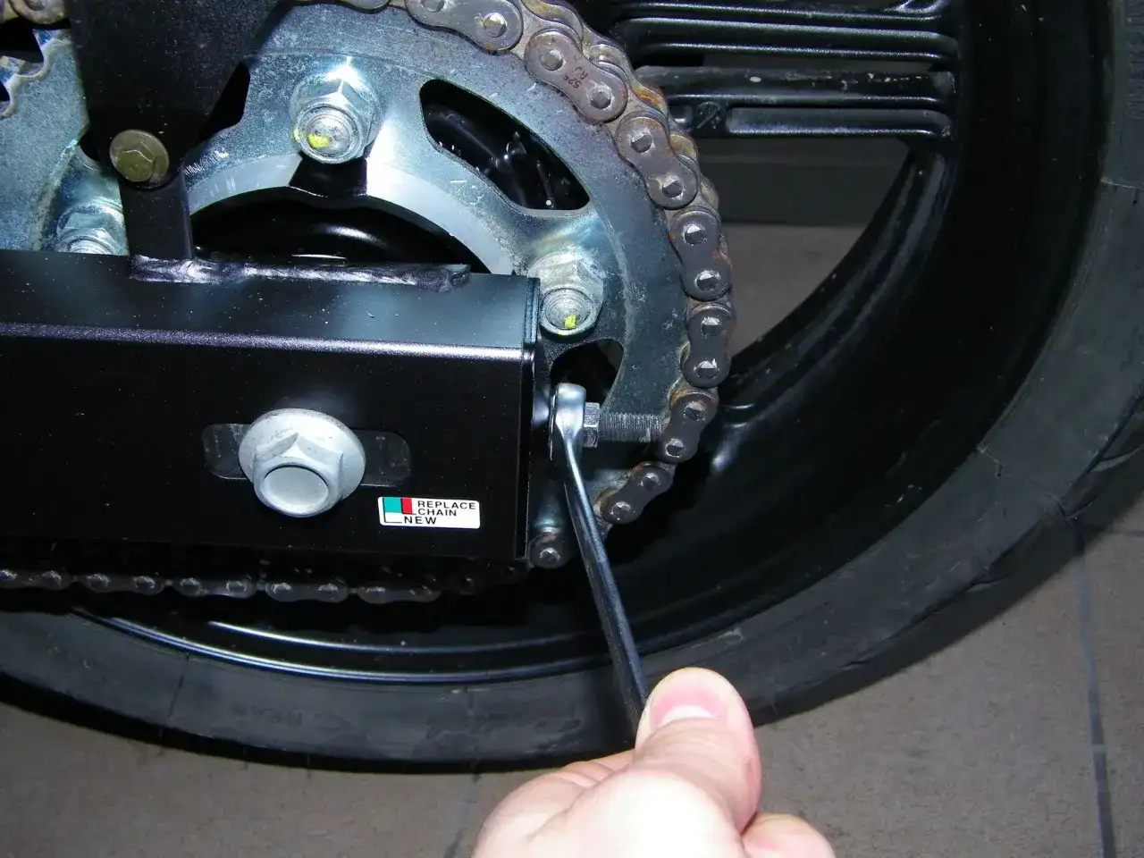 Prawidłowe napięcie łańcucha w motorowerze - naciąganie krok po kroku