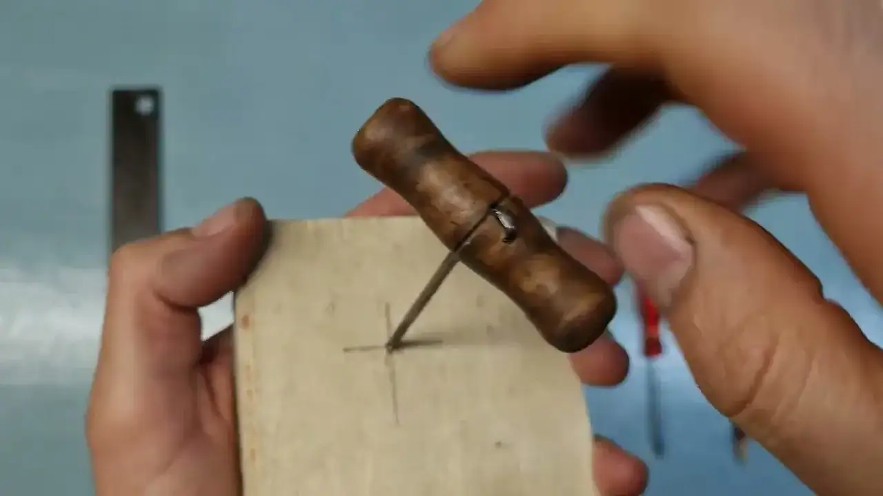 Jak zrobić dziurę w drewnie bez wiertarki - proste metody i porady