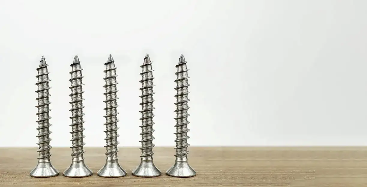 Dobór wkrętów do boazerii - poznaj wymiary i rodzaje dla każdego drewna