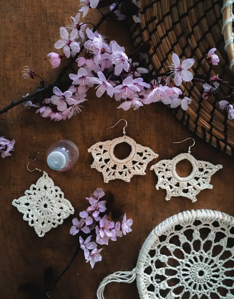 Jak zrobić kolczyki z kordonka: 8 prostych kroków + inspiracje